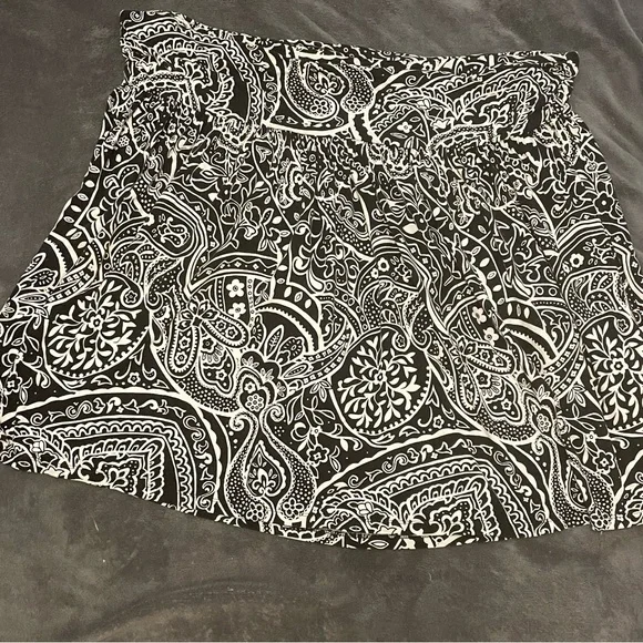 Black and white knit skirt. - Picture 1 of 3